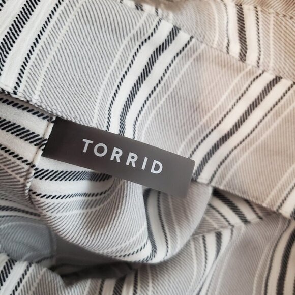 TORRID Tunic Shirt Womens 1X Gray Striped Button Up Longline Lightweight Office - Picture 3 of 13